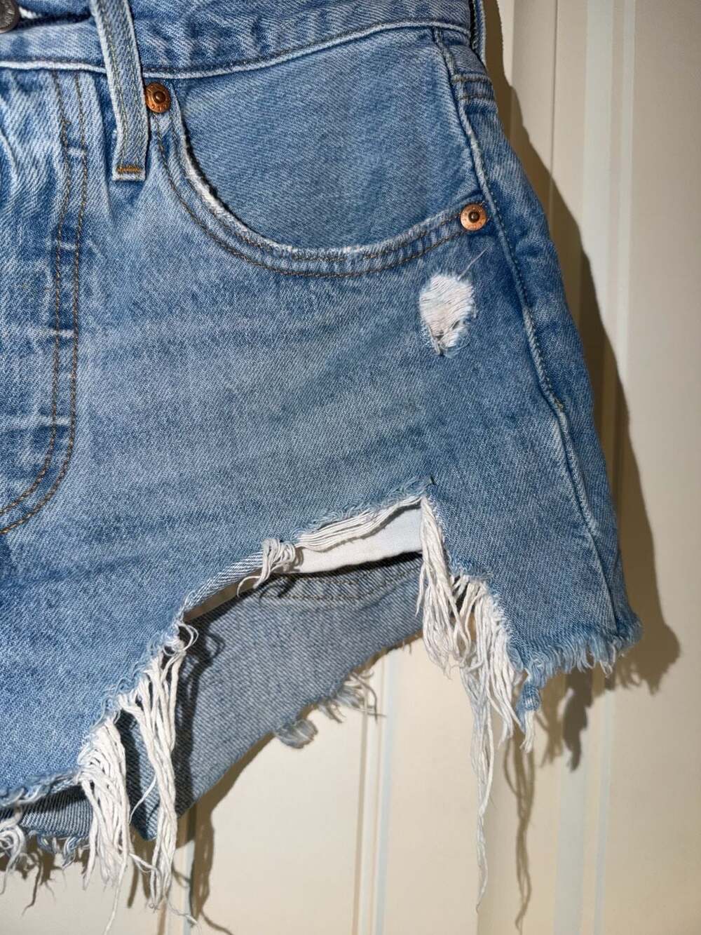 Levi’s 501 Distressed Cutoff Denim Shorts • W24 • High Rise Light Wash 🤍👖 - Picture 4 of 11